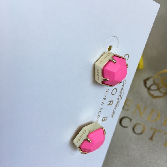 Kendra Scott Logan Earrings in Magenta - Picture 9 of 9